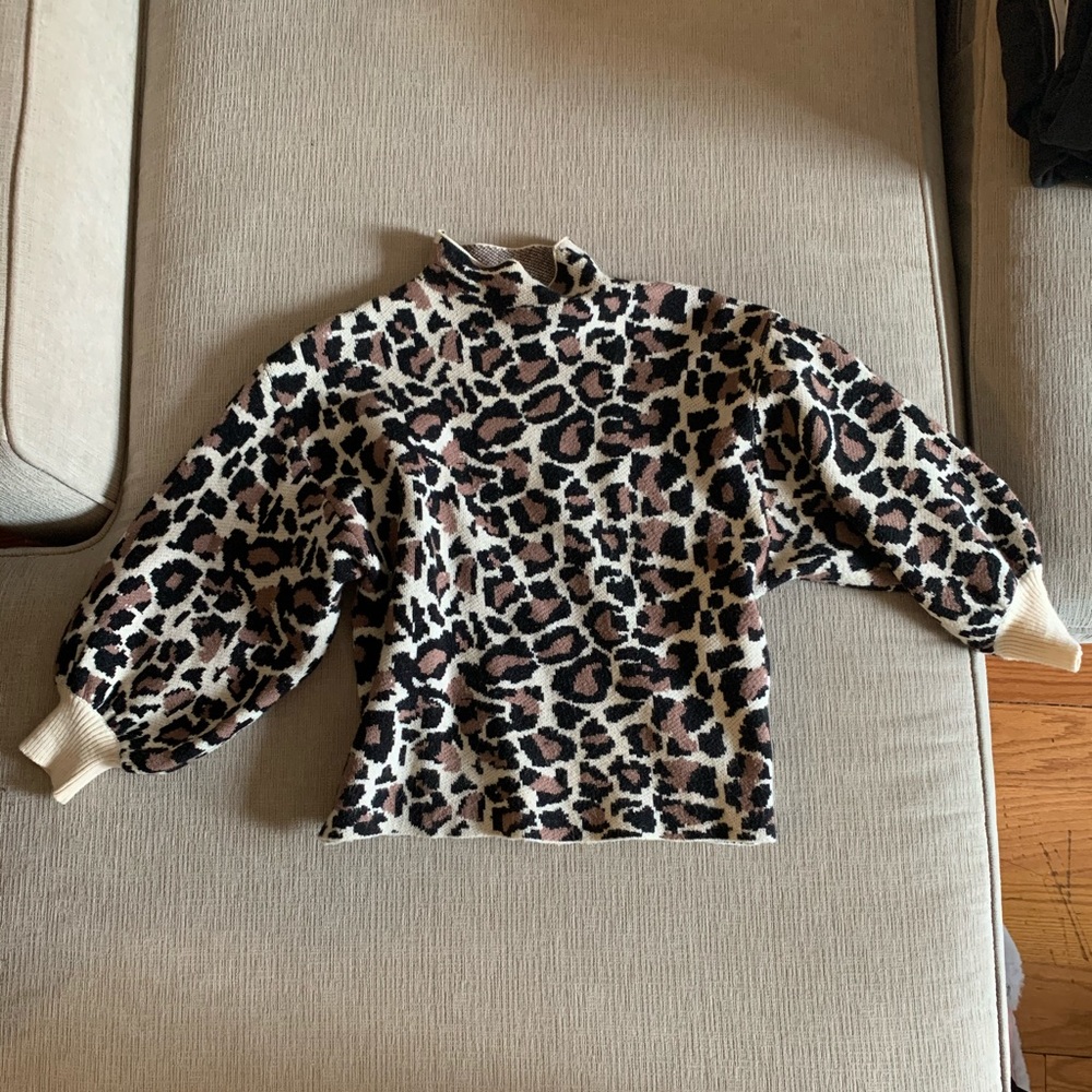 Lineanddot cheetah sweater